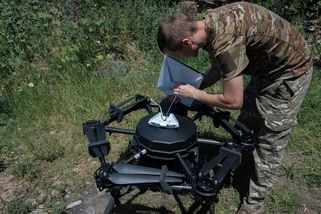 Rusové se kvůli ukrajinským dronům snaží rušit signál Starlinku - Novinky