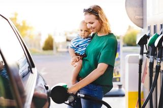Nafta zase za 50 korun? Regulace končí a Schillerová poslala pumpařům varování