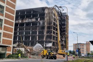 Demoliční bagr strhává vyhořelé torzo budovy 34 ve Zlíně - Novinky