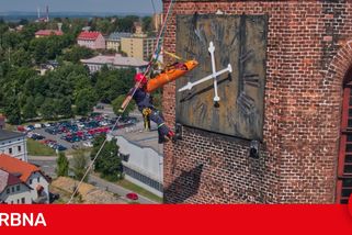 Hasiči trénovali záchranu z věže. Zraněného spouštěli z 50 metrů