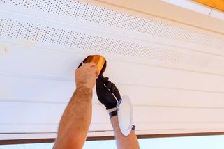 Koupil jsem si světlo z čínského tržiště. Sice stálo jen 49 korun, ale málem jsme vyhořeli