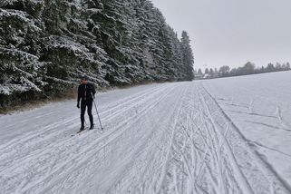 Lyžař nechal dítě přes dvě hodiny v autě, chlapec bez bundy odešel - Novinky