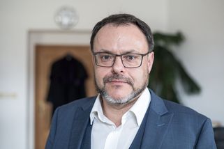 Soudce srazil autem na chodníku seniora. Trestní postih mu nehrozí