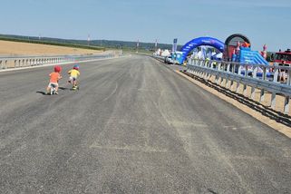 Zmrzlina i cukrová vata gratis. Dálnice patřila lidem, 21. srpna už bude jen řidičů