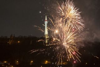 Lidé odpalovali pyrotechniku i tam, kde nesměli. Policisté viníky na místě často už nenašli - Novinky