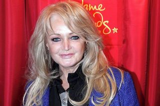 Zemřela zpěvačka Bonnie Tyler. Půvabná blondýna pózovala u Porsche, milovala koně i pohodlné limuzíny - Garáž.cz