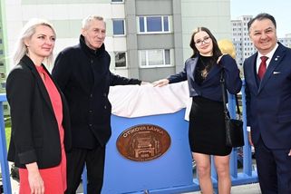 Otík z Vesničko má středisková má v Praze svoji lávku. Přijel osobně - Novinky