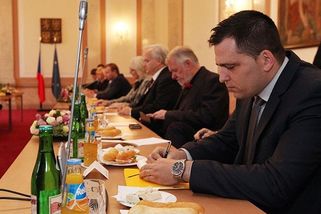 sinmed.cz/politika/zdechovsky-mene-bystry-poslanec-doksansky-se-nemuze-divit-me-reakci-1112.html?utm_source=www.seznam.cz&utm_medium=seznam_distribuce&utm_campaign=lide