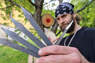 Jak vypadá trénink na MS ve vrhání nožů a zvládne Adam 4 nože pod sekundu | Jasná trefa