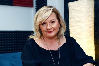 O co se snaží Alena Schillerová? V 61 letech tančí, převléká se za hranolku a nechává se tetovat - Proženy.cz