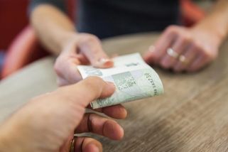 ŽENA-IN - Rodiče mi chtějí v těžké době přispívat na domácnost. Manžel je proti, svěřuje se Jana