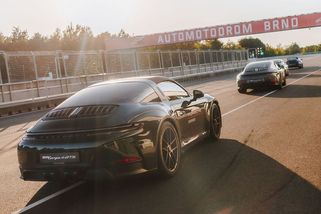 Víkend na plný plyn: Porsche Festival přivítal stovky nádherných sporťáků s motorem na nesprávném místě - Garáž.cz