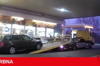 Řidičovi odtáhli dvě auta v jeden den. Dej mi pouta, zavři mě, prosil strážníka