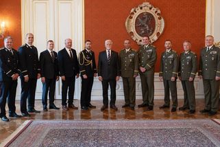 Ke stovkám českých generálů zase přibyli další, včetně bývalého estébáka