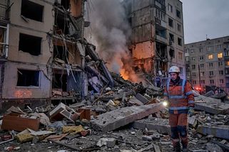Kyjev v troskách: Rusko udeřilo před summitem NATO