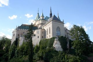 Zapalte zámky, rozbořte hrady. Co s pomníky do nebe volající nerovnosti?