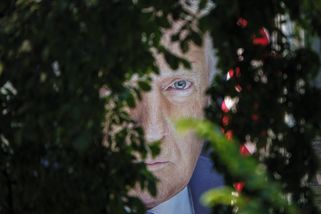 Fotky: Fasády, pasy i válečné lodě. Před Trumpem není úniku - Seznam Zprávy