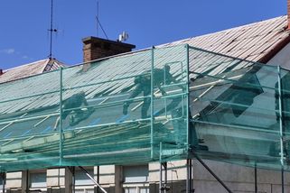 Středočeské školy nestíhají rekonstrukce, prodlouží se prázdniny. Děti půjdou do jiných budov - Novinky