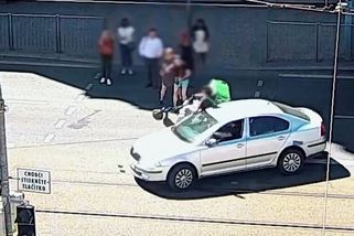 Kurýra na elektrokoloběžce smetlo auto, když přejížděl přes ulici v centru Plzně - Novinky