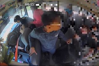 Řidička školního autobusu v USA omdlela za volantem na dálnici. Děti si poradily - Novinky
