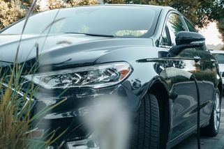 Plug-in hybridům se smáli, teď válcují elektromobily