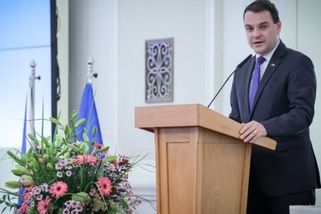 prahain.cz/politika/nejen-brusel-ale-take-peking-babis-s-macinkou-zatrasli-s-velvyslanci-28438.html?utm_source=www.seznam.cz&utm_medium=seznam_distribuce&utm_campaign=lide