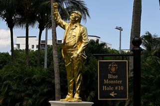 Trump má na Floridě novou zlatou sochu. Vypadá jako Kim Ir-sen, píše deník - Novinky