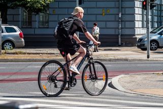 Pokuta až 600 Kč za jízdu na kole přes přechod? Není to pravidlo, někdy je to legální. Rozhoduje jedna značka