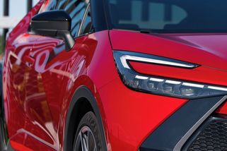 Toyota má v Česku lék na drahou naftu! A dokonce ho prodává s obrovskou slevou - Garáž.cz
