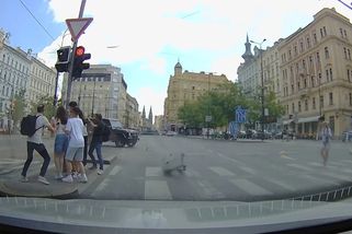 Nabouraná sanitka jde po srážce s Turkem do šrotu. Nemocnice Na Homolce popsala škody