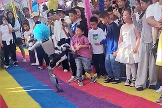Tohle se nepovedlo. Robot při představení kopl do břicha přihlížejícího chlapce