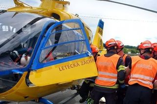Uzavřená D1 po nehodě u Rousínova. Cizinec nedobrzdil a rozbil dodávku o kamion - Novinky