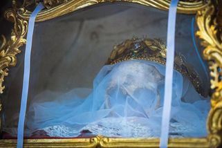 „Dvě rány a pak utekl.“ Vikář popisuje krádež lebky svaté Zdislavy - Seznam Zprávy