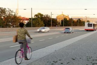 Cyklopruh na magistrále nebude, cyklisté se zařadí mezi autobusy. „Zůstane přechod odnikud nikam“ - Echo24.cz