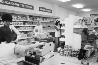 Retro kvíz o nakupování v době socialismu: Pokud jste nezažili fronty a další problémy, budete rádi i za 5/10 bodů. Pamětníci musí projít bez chyby