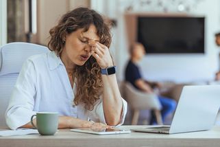 Ztuhle rameno a kovová pachuť jako projev menopauzy? Existují i další zvláštní příznaky