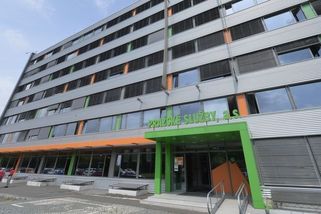 Podivný kšeft Pražských služeb. Robosekačky půjčují takřka za jejich pořizovací cenu - Novinky