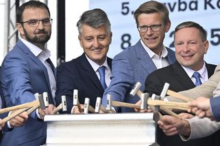 Exšéfa železnic s 80 miliony v trezoru doběhla pohledávka