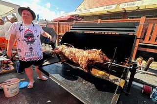 Šumavské město opět přivítá tisíce lidí na populárním mistrovství v opékání prasat