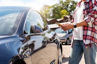 Za parkování před cizím domem hrozí pokuta. Neznalostí si můžete zavařit