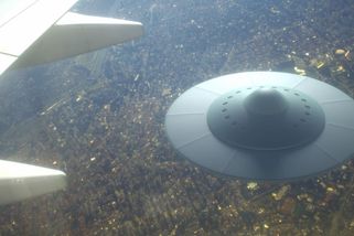 Zářící rudá koule s plazmovým sluncem uvnitř. Trump nechal zveřejnit další složky o UFO