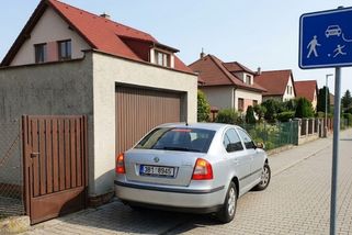 Zaparkoval před vlastní bránou a dostal pokutu. Strážníci v obytných zónách pokutují i ty, kdo tam bydlí