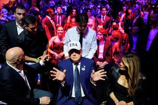 FOTO: Pompézní oslava Trumpových osmdesátin. Utratil přes miliardu - Novinky