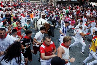 Foto: Býk zasáhl jednoho z účastníků festivalu v Pamploně do obličeje - Seznam Zprávy