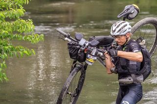 Další velký kousek cyklistického dobrodruha Polmana. V rekordním čase vyhrál legendární závod - Sport.cz
