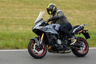Hodně motorky za rozumné peníze: Suzuki nabízí skvělý litrový čtyřválec v parádním sportovně-cestovním crossoveru - Garáž.cz