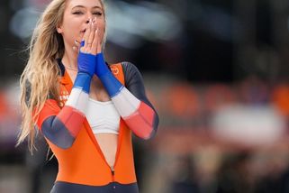 Leerdamová zahodila kombinézu. V bikinách rozpálila fanoušky, doma ji čeká 15 koz