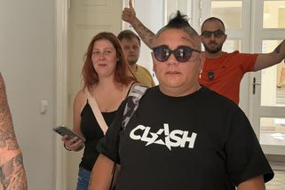 Nechvalně proslulý provokatér známý z Clashe je před soudem. Jednání předcházel konflikt