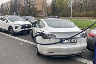 Všichni chtějí nabíjet, ale síť kolabuje a elektromobily končí bez proudu. Řidiči je s ostudou dobíjejí z generátorů