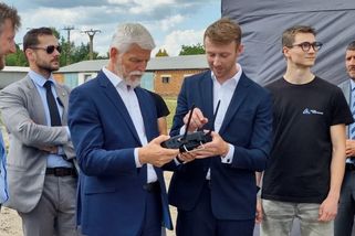 Prezident otestoval dron na unikátním polygonu na Vysočině, chtěl by létat i v Lánech - Novinky